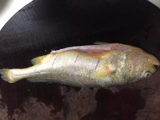 红烧黄花鱼,黄花鱼一条，清洗内脏以后，为更好入味，把鱼身两侧以斜片的切法，片出三到四条口，不要把鱼骨片断了。
