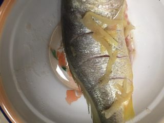 红烧黄花鱼,在鱼身均匀的抹上一点盐，不要忘记抹鱼腹内，为除鱼腥，把准备好的姜丝撒一点在鱼全身包括鱼腹，按摩5分钟，放冰箱冷藏半小时到一小时。