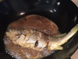 红烧黄花鱼,同样，烧的时候注意不要糊锅，一面上色后，翻一次面，让另一面上色，可将汤汁用勺浇淋。