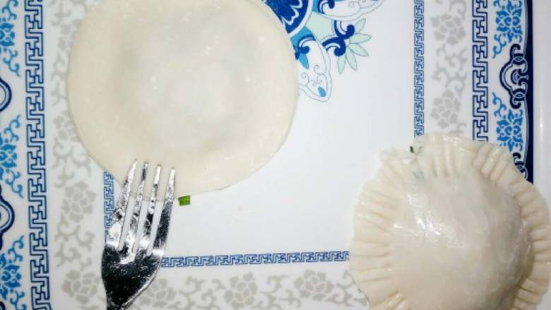 DIY韭菜盒子,用叉子在饺子皮边缘一圈压出纹路