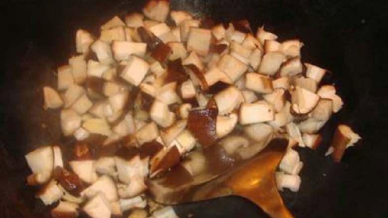 八宝辣酱,热锅冷油，炒香菇，出锅待用