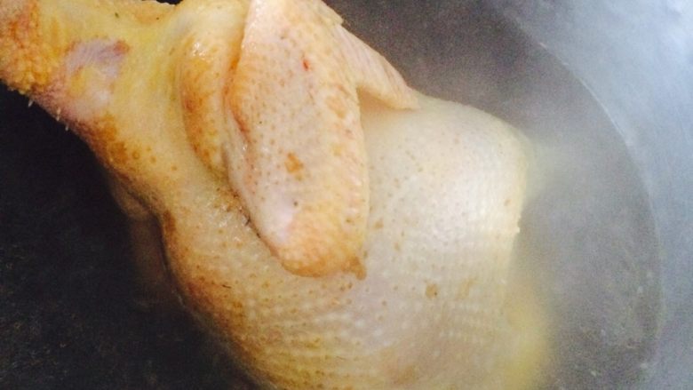 白切土鸡
,把水烧开，加入适量的姜片，盐，<a style='color:red;display:inline-block;' href='/shicai/ 718'>料酒</a>，然后把鸡放进，放时抓住鸡的头部，在水中摇一下，使鸡的全身部位定形，然后，把鸡头也放下