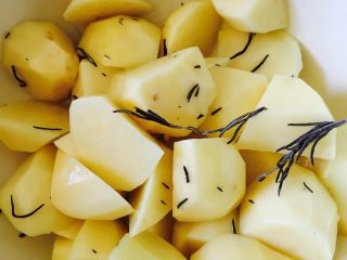 黑椒牛排,先将土豆去皮切滚刀块，放入少许盐、橄榄油、迷迭香碎拌匀