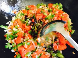 黑椒牛排,油锅烧热放入青椒、红椒、洋葱、番茄丁翻炒均匀