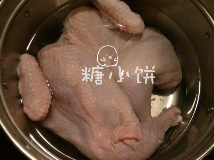 【荷叶鸡】,去内脏的整鸡洗净，对切成两半