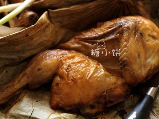 【荷叶鸡】,用荷叶把鸡肉包裹起来。放在铺好锡纸的烤盘上