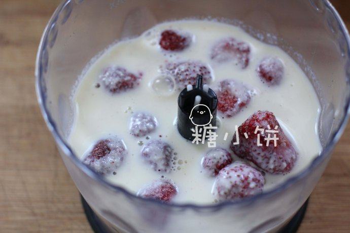 草莓奶昔,冷冻草莓和第三步的蛋奶糊一起用搅拌机搅打