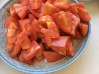 西红柿炖牛腩,西红柿切小块。