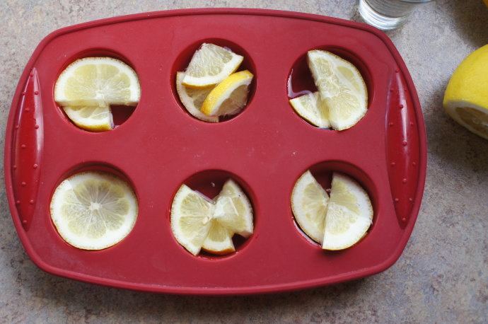 别把柠檬扔掉了——柠檬冰块,把柠檬片放入模具，加满纯净水。把模具放入冰箱速冻冷藏至冰块凝结。