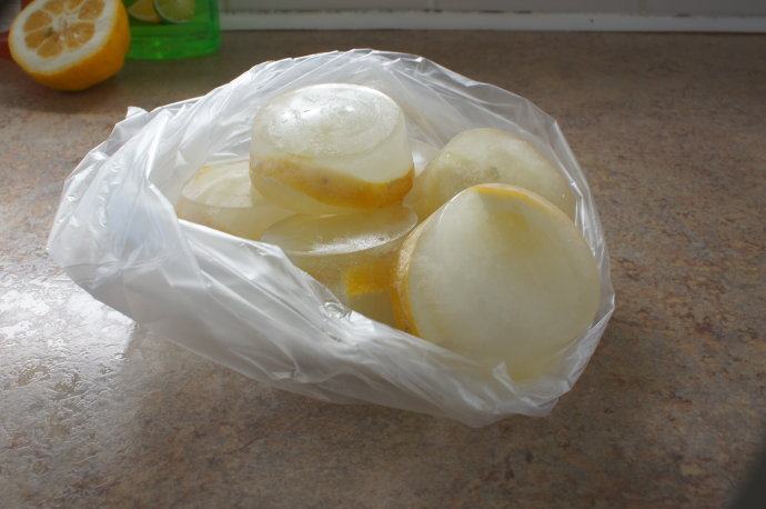 别把柠檬扔掉了——柠檬冰块,把冰块取出，放入保鲜袋，封紧袋口，放回冷藏，随用随取。