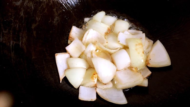 咖喱土豆鸡块盖浇饭,姜片和洋葱片放油里炒香。