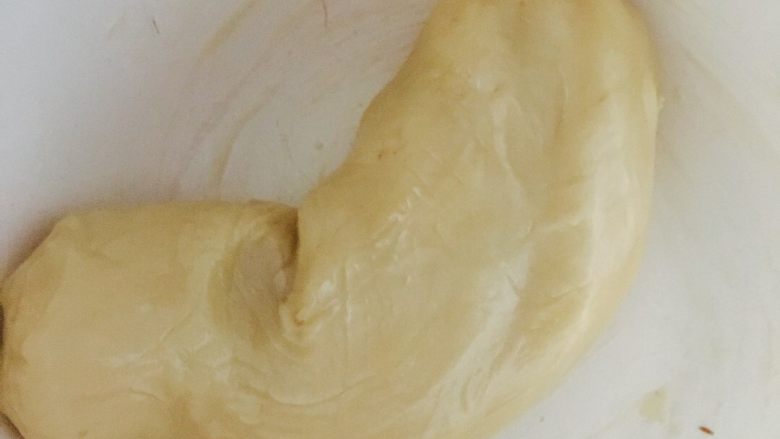 广式豆沙蛋黄月饼,敷保鲜膜放入冰箱冷藏一小时