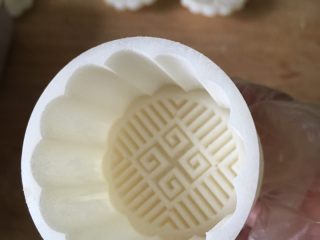 广式豆沙蛋黄月饼,用毛刷在月饼模上刷一薄层面粉，将模具在桌上轻磕几下，去除多余的面粉