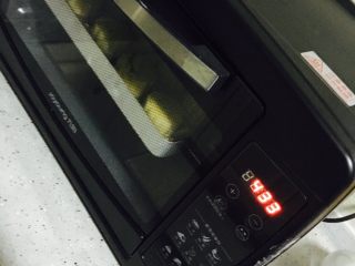广式豆沙蛋黄月饼,烤盘放入预热好的烤箱中层，以200度上下火烤5分钟