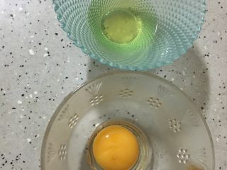 广式豆沙蛋黄月饼,取一个鸡蛋黄和三分之一蛋清搅匀准备刷面