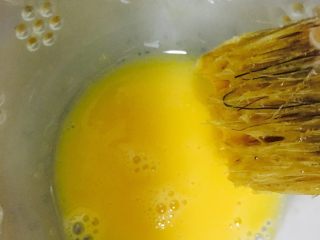 广式豆沙蛋黄月饼,用毛刷蘸蛋黄液，在碗边刮下不能有太多