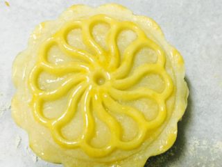 广式豆沙蛋黄月饼,第二次刷蛋黄液