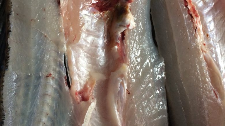 水煮酸菜鲈鱼,把鲈鱼两边的肉用刀片出，骨头与肉分开，成三边了