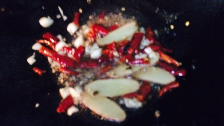 水煮酸菜鲈鱼,起㶽，先把干辣椒，花椒烧香，再放姜片，蒜蓉，䓤白下去炒，然后