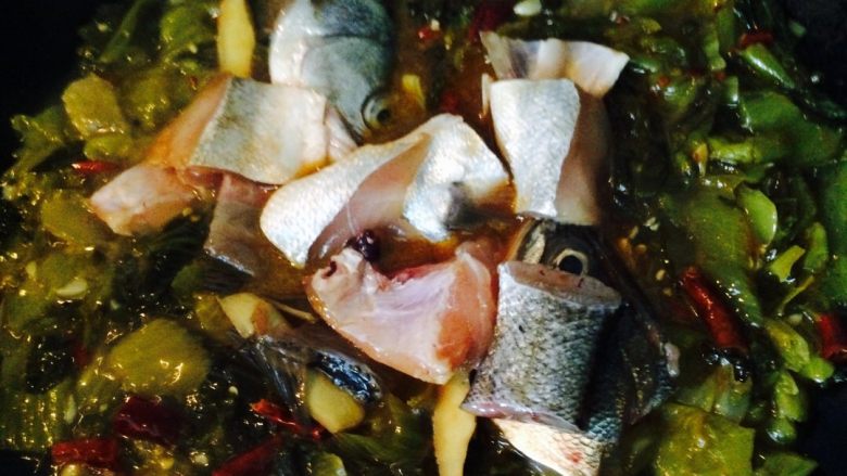 水煮酸菜鲈鱼,把鱼头，鱼骨放进，熬汤，加入适量的盐，料酒，鸡精，中火煮，煮开后，熬有八分钟，就出味道了
