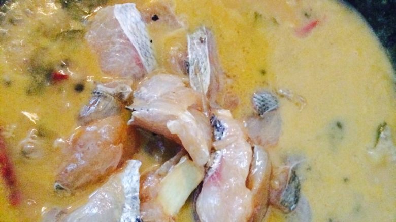 水煮酸菜鲈鱼,汤留在锅中，把鱼肉放进开大火煮开后，关中火，煮一两分钟，（这看你切的鱼出薄，厚来定时间）