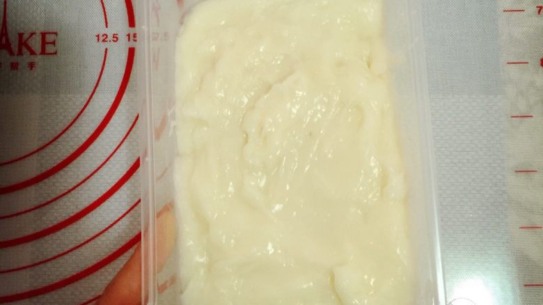 椰蓉鲜奶冻 无糖版,倒入熬好的奶浆，涂抹均匀
