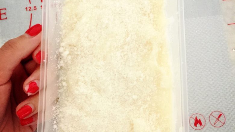 椰蓉鲜奶冻 无糖版,顶部再撒上一层椰丝，放入冰箱冷藏3-5小时，方便脱模