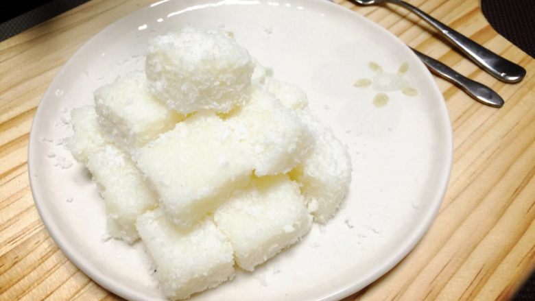 椰蓉鲜奶冻 无糖版,冷藏后拿出，切块，每块都均匀裹上椰丝。