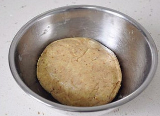 助兴小点心：核桃饼干,最后混合成光滑面团，盖上保鲜膜静置一会儿。