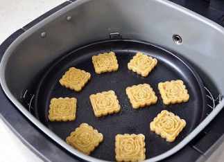 助兴小点心：核桃饼干,150度，10分钟烘烤至饼干颜色微黄即可，取出后放在烤架上晾至凉透，然后装密封罐保存。