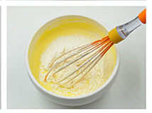 十五分钟快手“乳酪蛋糕”,筛入低粉搅拌均匀