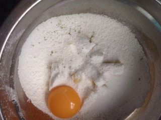 抹茶豆豆,黄油软化后筛入糖粉并加入蛋黄混合均匀