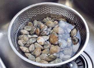 麻辣蛤蜊,将蛤蜊在清水中搓洗干净后加一勺盐到清水中搅匀，放入蛤蜊泡10分钟，然后再次搓洗至水干净漂清。