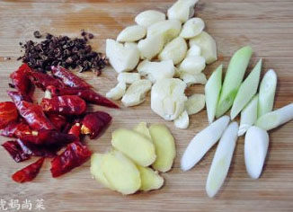 麻辣蛤蜊,干辣椒剪段，姜切大片，葱切稍长的段，大蒜拍扁待用。