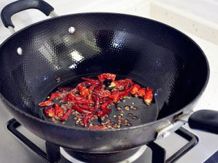 麻辣蛤蜊,锅中油热，先加入辣椒、花椒，小火煸炒出香味，或者辣椒颜色变暗。