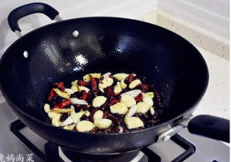 麻辣蛤蜊,再放入葱、姜、蒜，依旧小火煸炒至香味冒出。
    将配料炒香这步很重要，油的味道丰富了菜才更具美味。