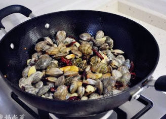 麻辣蛤蜊,蛤蜊不会很快开口，趁这个时候快速的加入所有调味料，翻炒均匀。
