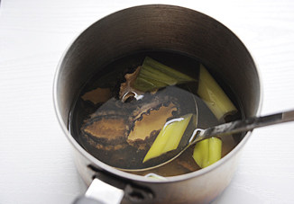 【海鲜全家福】福气满堂 ,步骤8的汤煮沸，转中火，放入鲍鱼，煮2-3分钟，捞出控水；