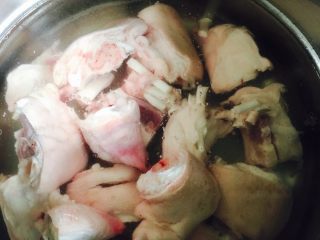 黄豆炖猪脚,猪脚洗净切块冷水入锅开水出锅，去除腥味和血沫