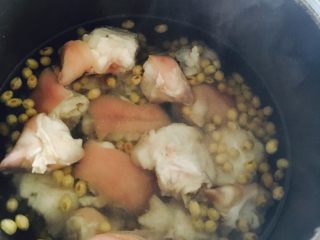 黄豆炖猪脚,高压锅放入黄豆和猪脚
