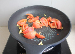动脑筋做让小朋友爱吃的素菜——番茄菜花 ,放入西红柿翻炒。