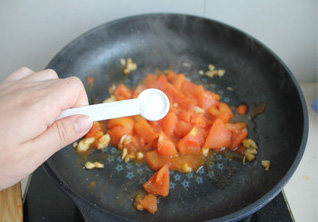 动脑筋做让小朋友爱吃的素菜——番茄菜花 ,放入盐调味。
