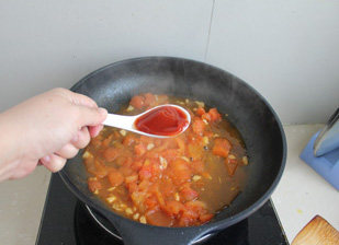 动脑筋做让小朋友爱吃的素菜——番茄菜花 ,放入番茄酱调味。