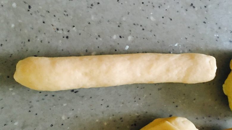 可爱的毛毛虫面包,用双手搓成粗细均匀的长条形，成面包生坯