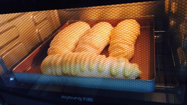 可爱的毛毛虫面包,放入预热好的烤箱最下层170度上下火烤25分钟