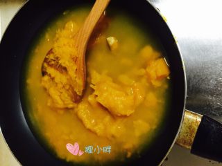 韩式南瓜粥,加入适量温水，小火慢熬