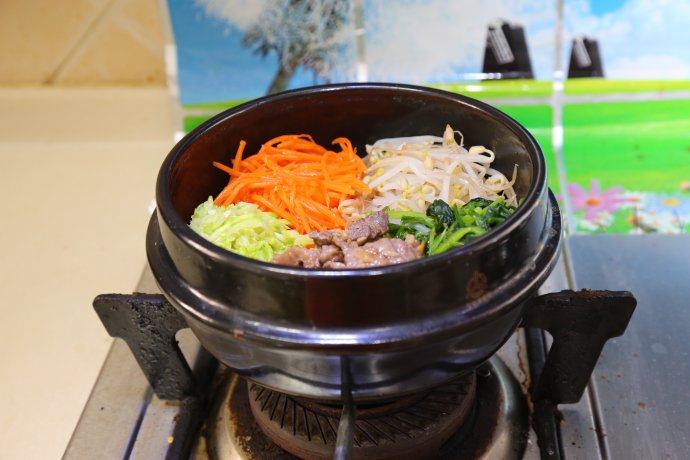 【石锅拌饭】好吃的秘诀在酱汁,菜和肉摆在米饭上。