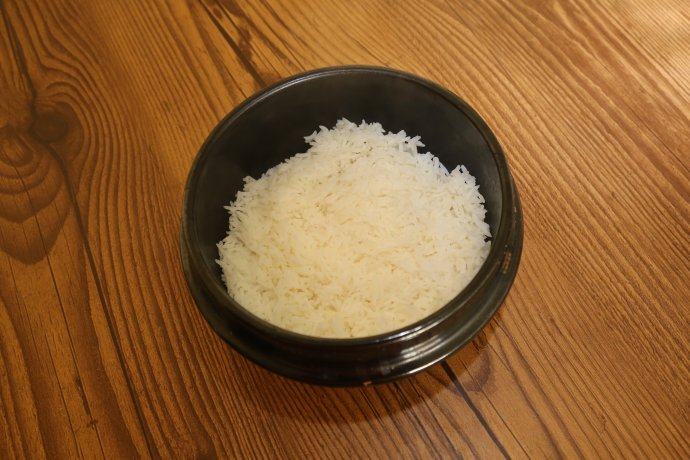 【石锅拌饭】好吃的秘诀在酱汁,米饭盛入。