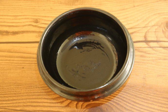 【石锅拌饭】好吃的秘诀在酱汁,石锅底部抹一层香油。