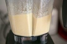啤酒土豆奶酪汤,将土豆混合物和RICOS浓缩车打芝士酱打均匀。